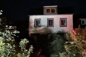 A building with three windows and a small balcony. - Holiday home with 2 bedrooms (Nordstrand)