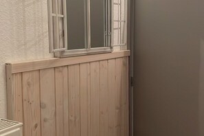 A wooden door with a window above it. - Holiday home with 2 bedrooms (Nordstrand)