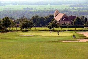A golf course with a church in the background. - Holiday apartment with 1 bedroom (Bad Bellingen-Bamlach)