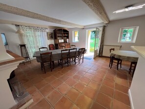 Un espace repas comprenant une grande table, des chaises et un buffet.