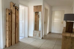 A hallway with wooden beams, a door, and a lamp. - Holiday apartment with 1 bedroom (Garmisch-Partenkirchen)