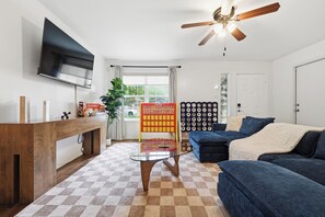 Living area - SA Getaway Nr Sea World | Yard BBQ Games WiFi Pets (San Antonio)