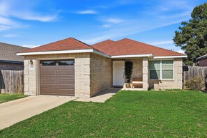 Exterior - SA Getaway Nr Sea World | Yard BBQ Games WiFi Pets (San Antonio)