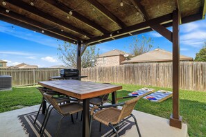 Outdoor dining - SA Getaway Nr Sea World | Yard BBQ Games WiFi Pets (San Antonio)