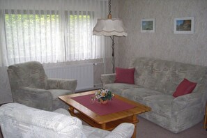 A living room with a sofa, armchairs, a coffee table, and a lamp. - "Sunshine" in Lenzkirch (Lenzkirch)