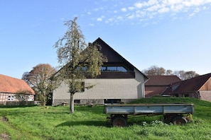 A rural building with a sloped roof, a flat front, and a visible window. - Holiday home with 5 bedrooms (Wunstorf-Idensen)