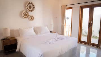 Une chambre d’hôtel avec un lit, des tables de chevet, une lampe et une vue sur l’extérieur, accessible par une porte coulissante.
