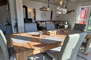 Et spiseområde med et træbord, stole og et vægur.