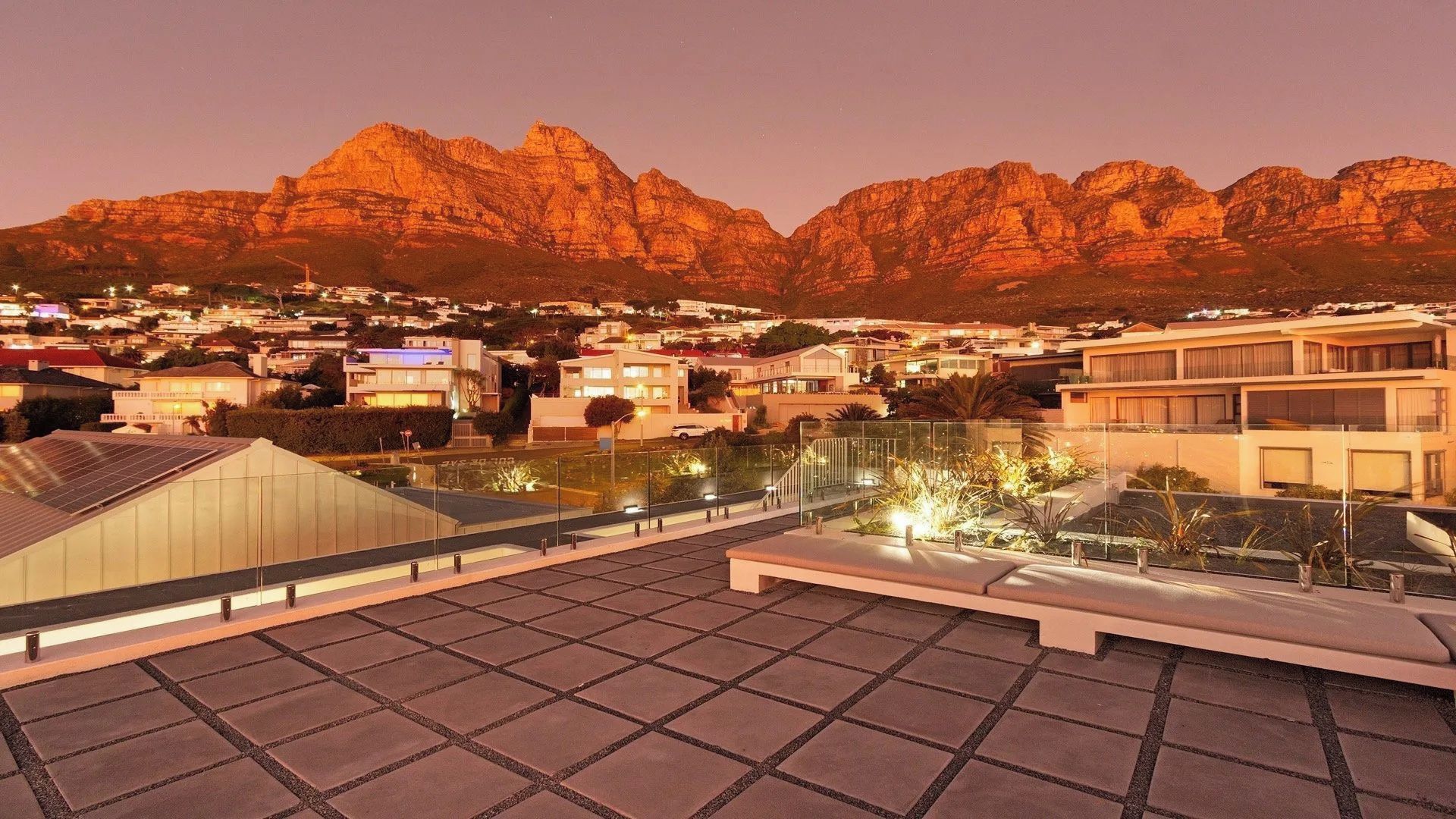 Une terrasse sur le toit offrant une vue sur la ville et les montagnes.