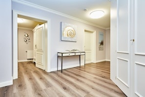 A hallway with wooden flooring, white walls, and a table with drawers. - Holiday apartment in Sylt with 3 bedrooms (Westerland)