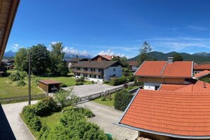 Ein Wohngebiet mit Häusern, einer gepflasterten Auffahrt und einem Berg im Hintergrund.