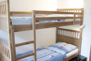 A bunk bed with two levels, each with a pillow and a blanket. - Holiday apartment with 1 bedroom (Garding Kspl.)