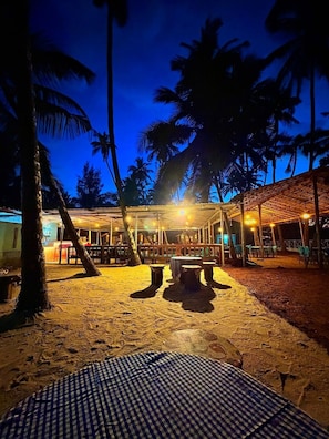 Outdoor dining - Lea River Resort (Loliem)