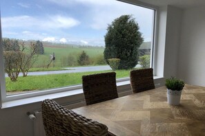 Ein Essbereich mit Blick auf eine ländliche Landschaft, einschließlich einer Straße und Bäumen.