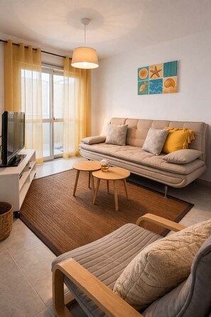 Een moderne woonkamer met een bank, een salontafel en een televisie.