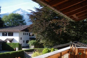 A chalet with a mountain view, wooden balcony, and a traditional Swiss roof. - Holiday apartment with 2 bedrooms (Garmisch-Partenkirchen)