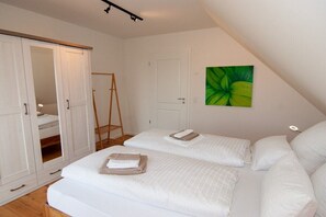 A bedroom with two beds, a wardrobe, a ladder, and a painting on the wall. - Cloud (Holiday home Haldern) (Rees)