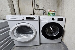 Two front-loading washing machines side by side. - Holiday apartment on the edge of the forest (Wassenberg)