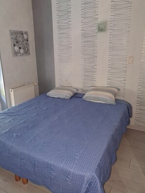 Room - Bed and Breakfast 'Chambre Dans Une Ancienne Gare' with Wi-Fi (Saint-Méen-le-Grand)