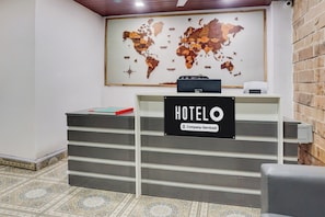 Una mesa de recepción con un mapa mundial y un letrero que dice 'HOTEL'.