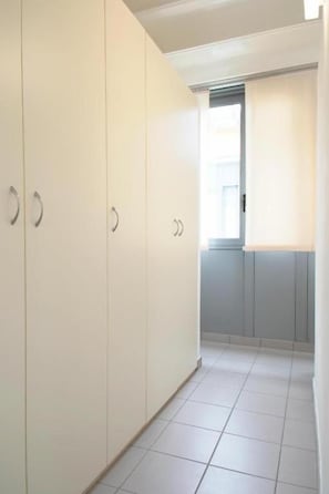 A hallway with a wardrobe, a door, and a window. - Appartamento moderno con parchieggio (Lecco)