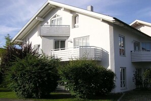 A two-story building with a balcony on the upper floor. - Holiday apartment with 1 bedroom (Füssen)