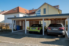 A modern two-story house with a covered carport parking two cars. - Holiday apartment with 2 bedrooms (Überlingen)