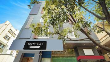 Un edificio moderno con un letrero que dice 'TOWNHOUSE Company-Serviced'.