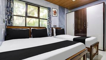 Une chambre avec deux lits, une armoire et une fenêtre avec des rideaux.