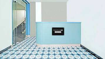 En receptionsdisk med et skilt, der står 'TOWNHOUSE OAK Company Serviced'.