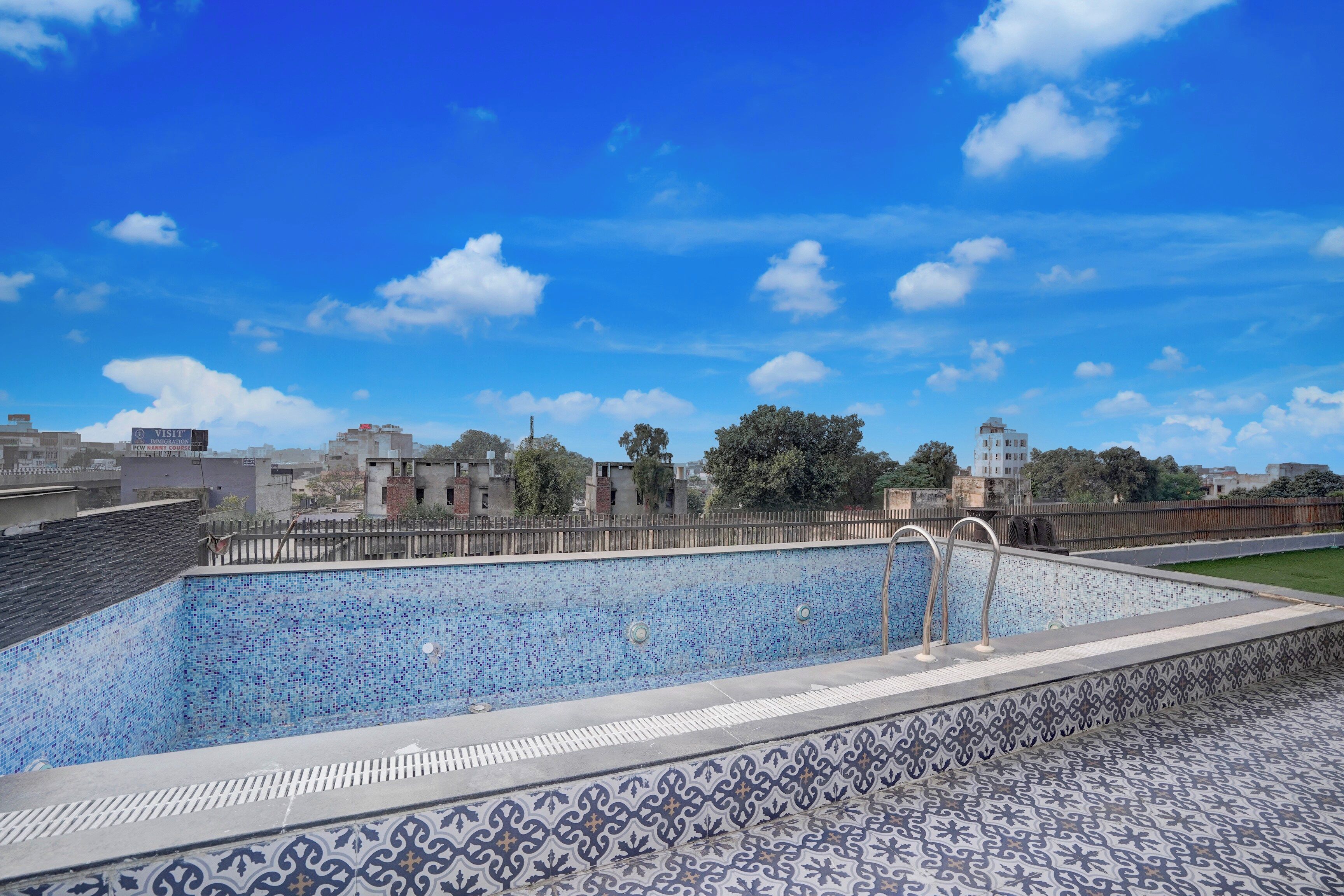 Una piscina en la azotea con vistas a la ciudad.