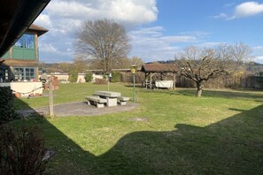 A grassy outdoor area with a picnic table and a gazebo. - Holiday apartment with 2 bedrooms (Emmersdorf)