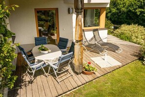 An outdoor patio with a round table, four chairs, and a potted plant. - Stubai farmhouse apartment (Telfes)