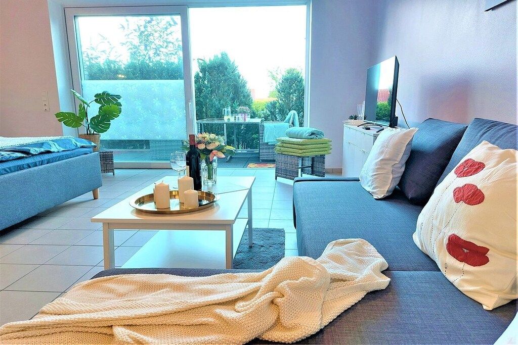 Un salon moderne avec un canapé, une table basse et un téléviseur.
