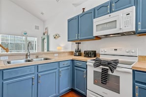 Private kitchen - The Happy Hideaway | Pool Table, Arcade & Private Pool (Davenport)