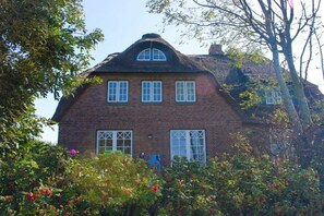 A traditional brick house with a steeply pitched roof and multiple windows. - Holiday home in Dunsum with terrace (Dunsum)
