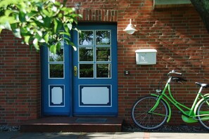 A blue door with a white mailbox and a green bicycle parked outside. - Holiday apartment in Wrixum with terrace (Wrixum)