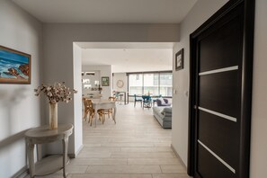 A modern interior with a dining area, kitchen, and living space. - Panoramic Sea-view Apartment in Le Conquet (Le Conquet)