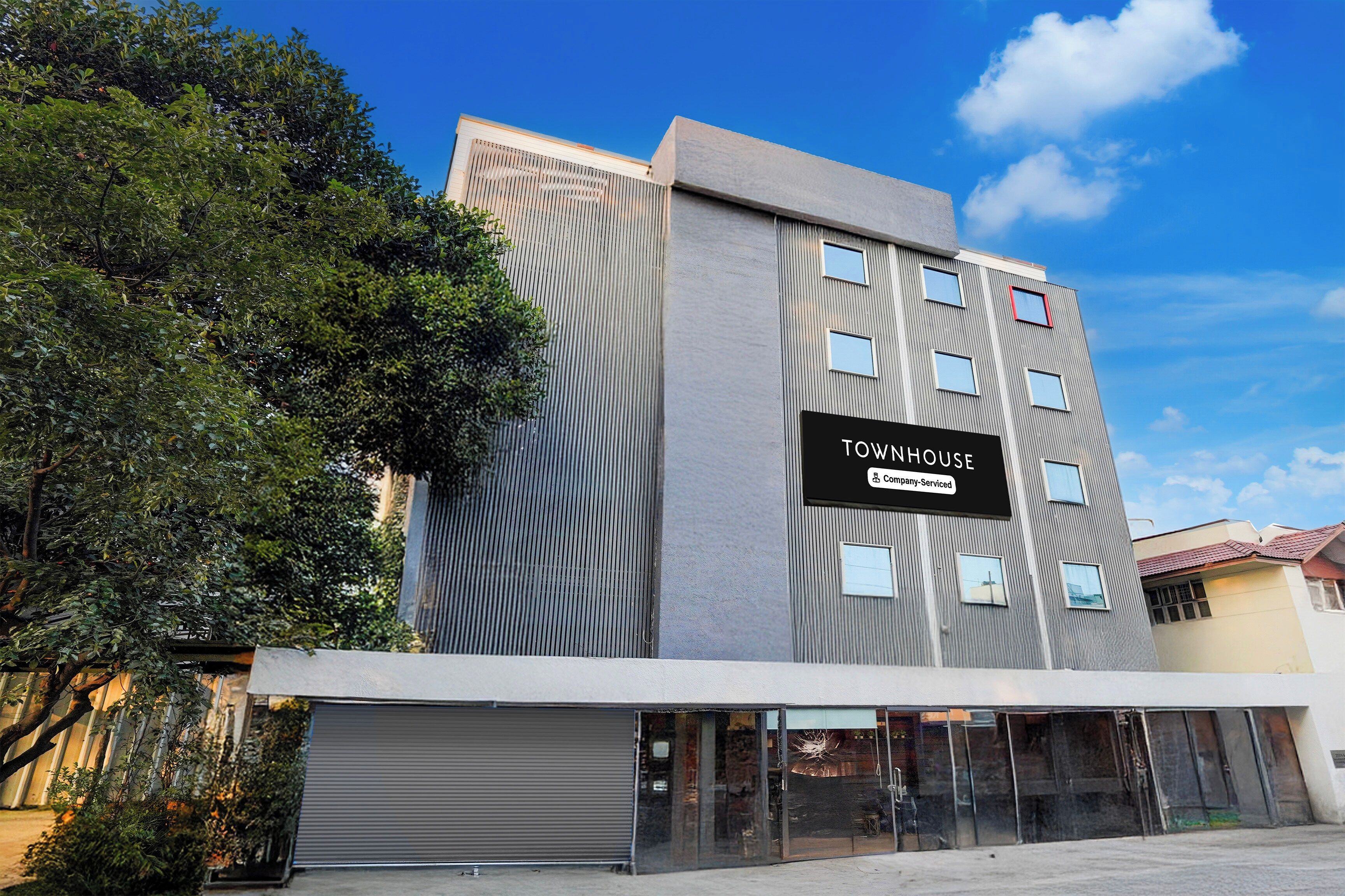 Una casa adosada moderna con un cartel que indica que ofrece servicios de empresa.