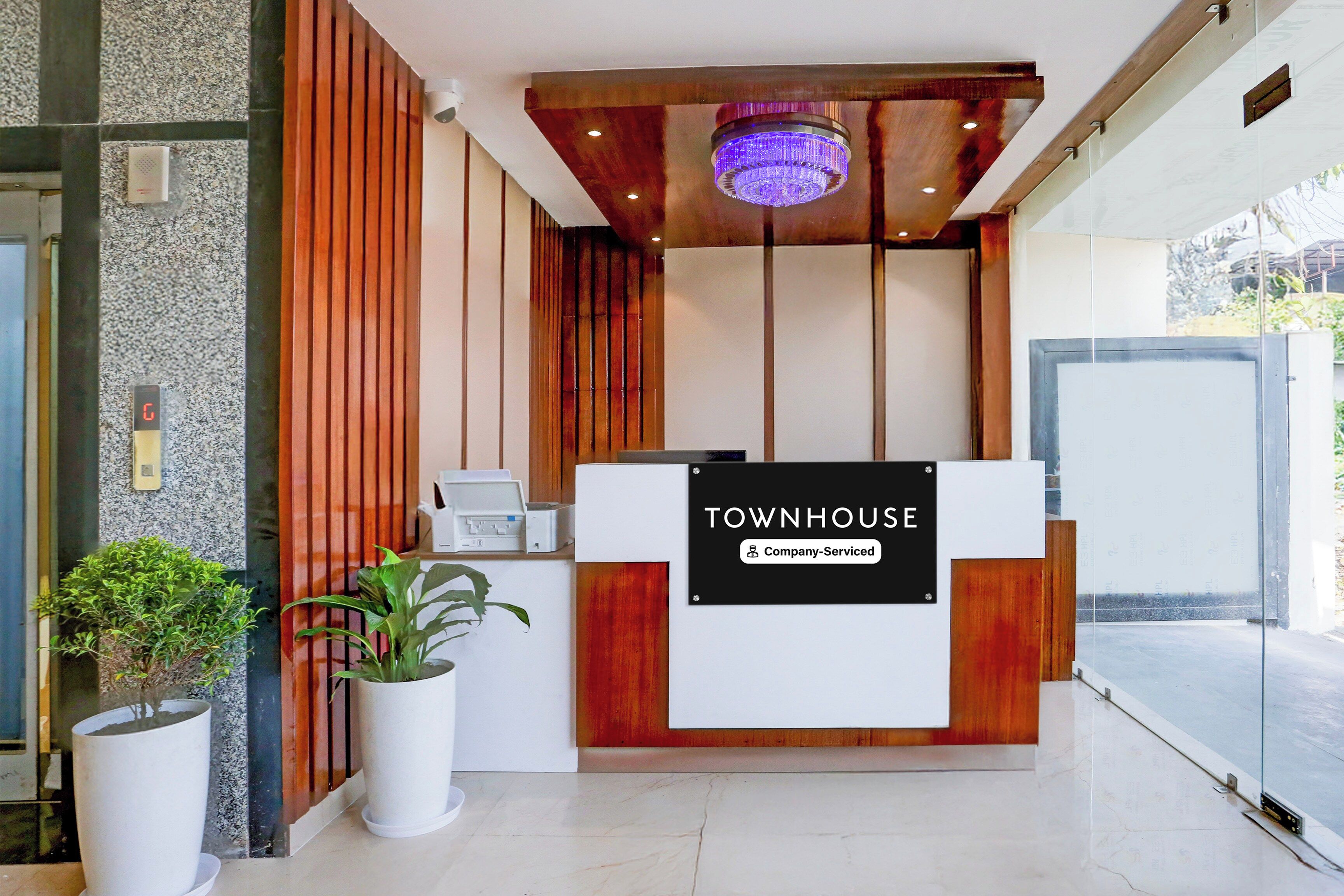 Una mesa de recepción con un cartel que dice 'TOWNHOUSE Company Serviced'.