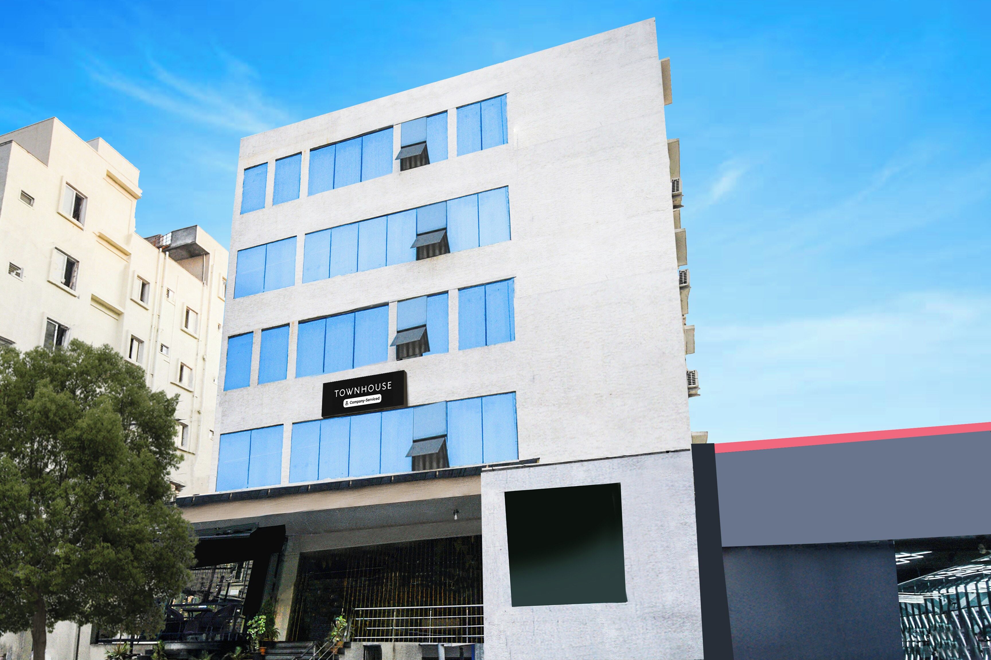 Un edifici de diversos pisos amb un cartell que indica que és una casa urbana amb serveis de companyia.