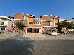 A modern building with a sign reading 'HIDDENIGEM.' - HIDDEN GEM (Jamtha)