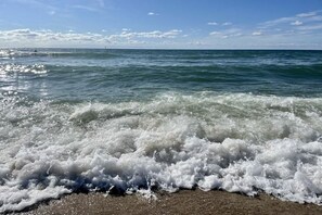 A beach with waves crashing onto the shore. - Holiday apartment in Sylt with 1 bedroom (Westerland\/Sylt)