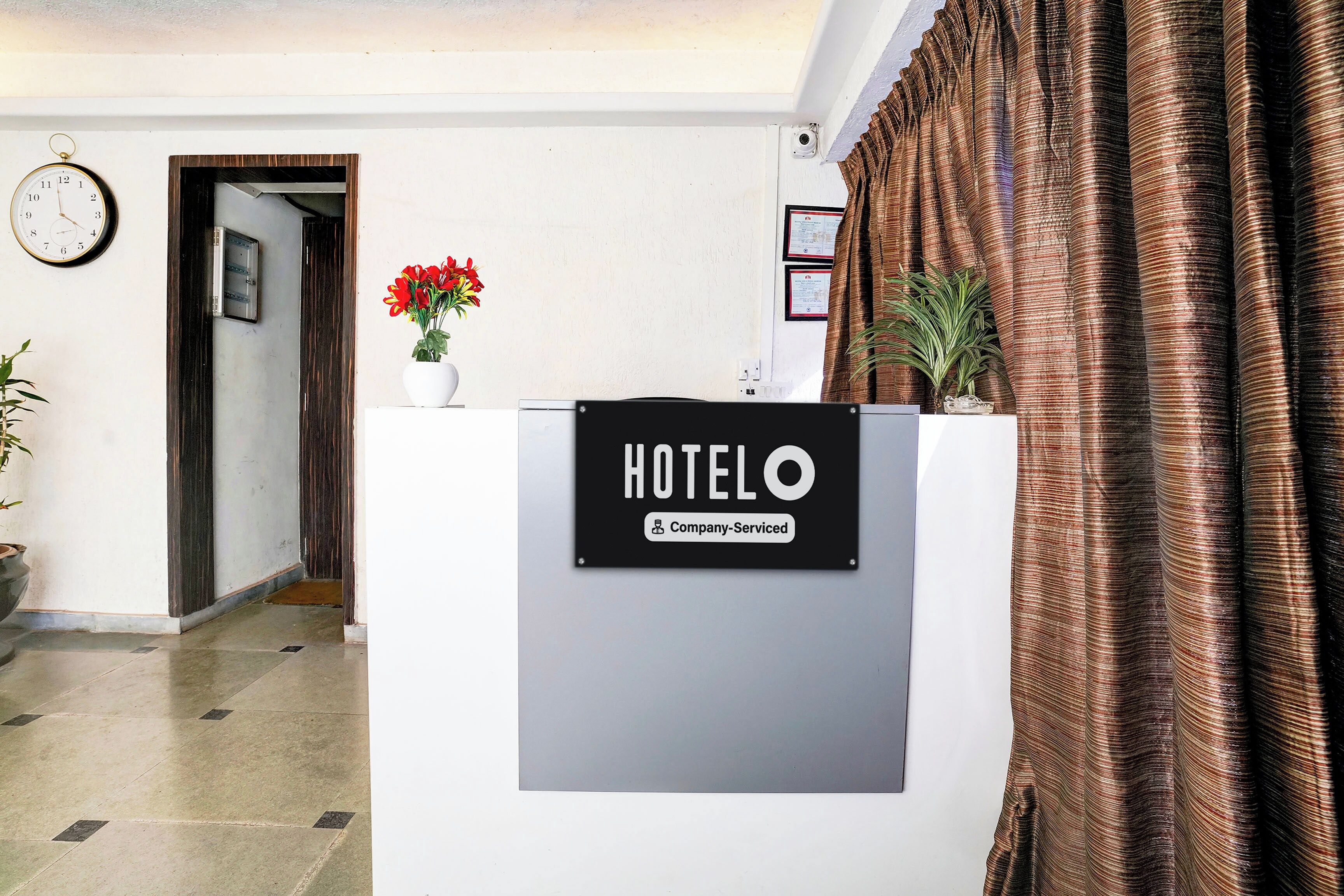 Un mostrador de recepción de hotel con un letrero que indica servicio de empresa.