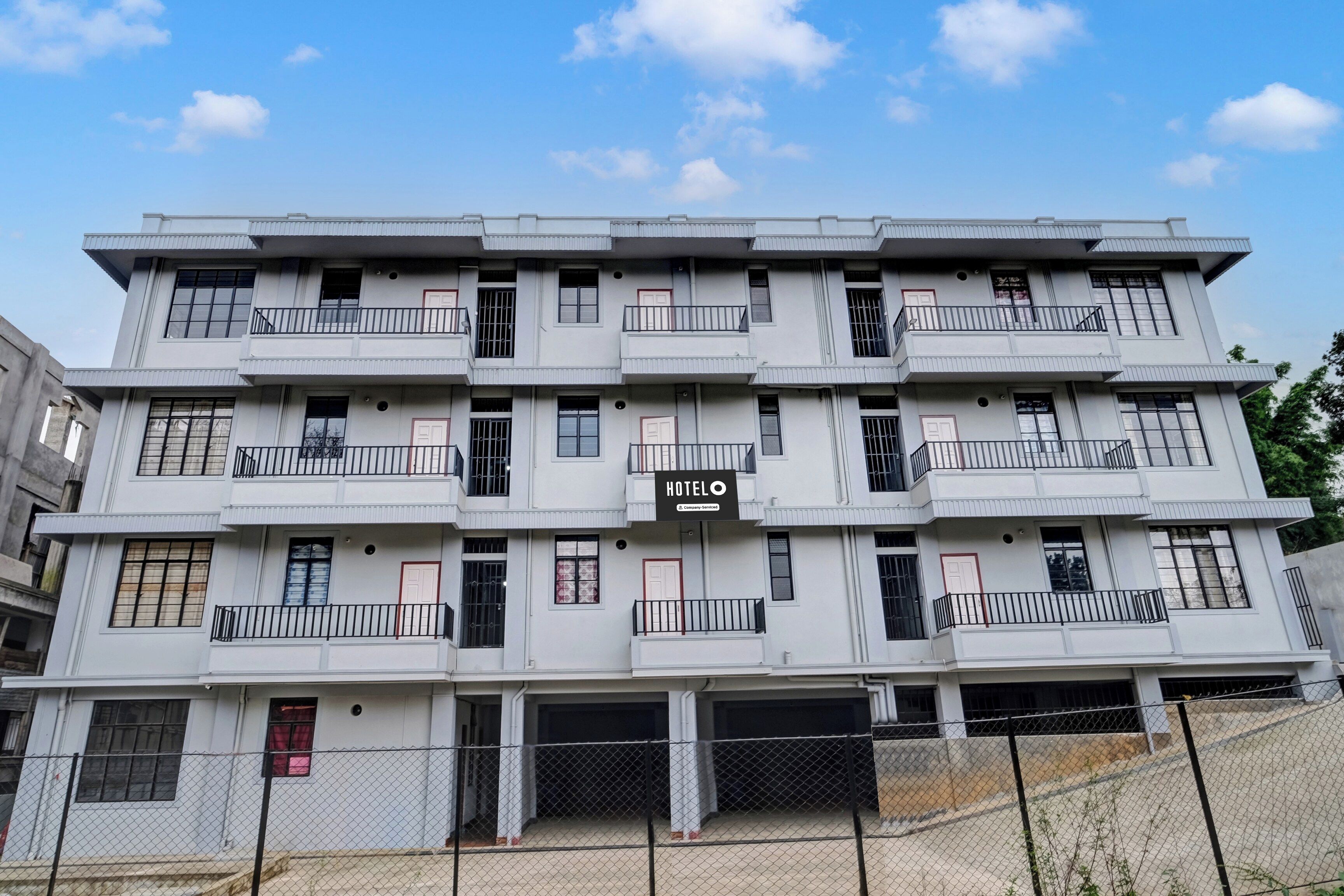 Un immeuble à plusieurs étages dont la façade porte une enseigne indiquant « HÔTEL ».