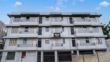 Un immeuble à plusieurs étages dont la façade porte une enseigne indiquant « HÔTEL ».