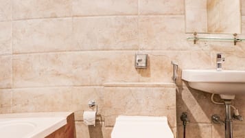A bathroom with a toilet, sink, and bathtub.