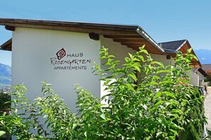 A building with a sign that reads 'HAUS Rosengarten APPARTMENTS'. - House Rosengarten C&D (Dorf Tirol)