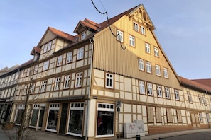 A traditional half-timbered building with multiple ground-floor shops and a large entrance. - Mountain apart 4||Wernigerode (Wernigerode)