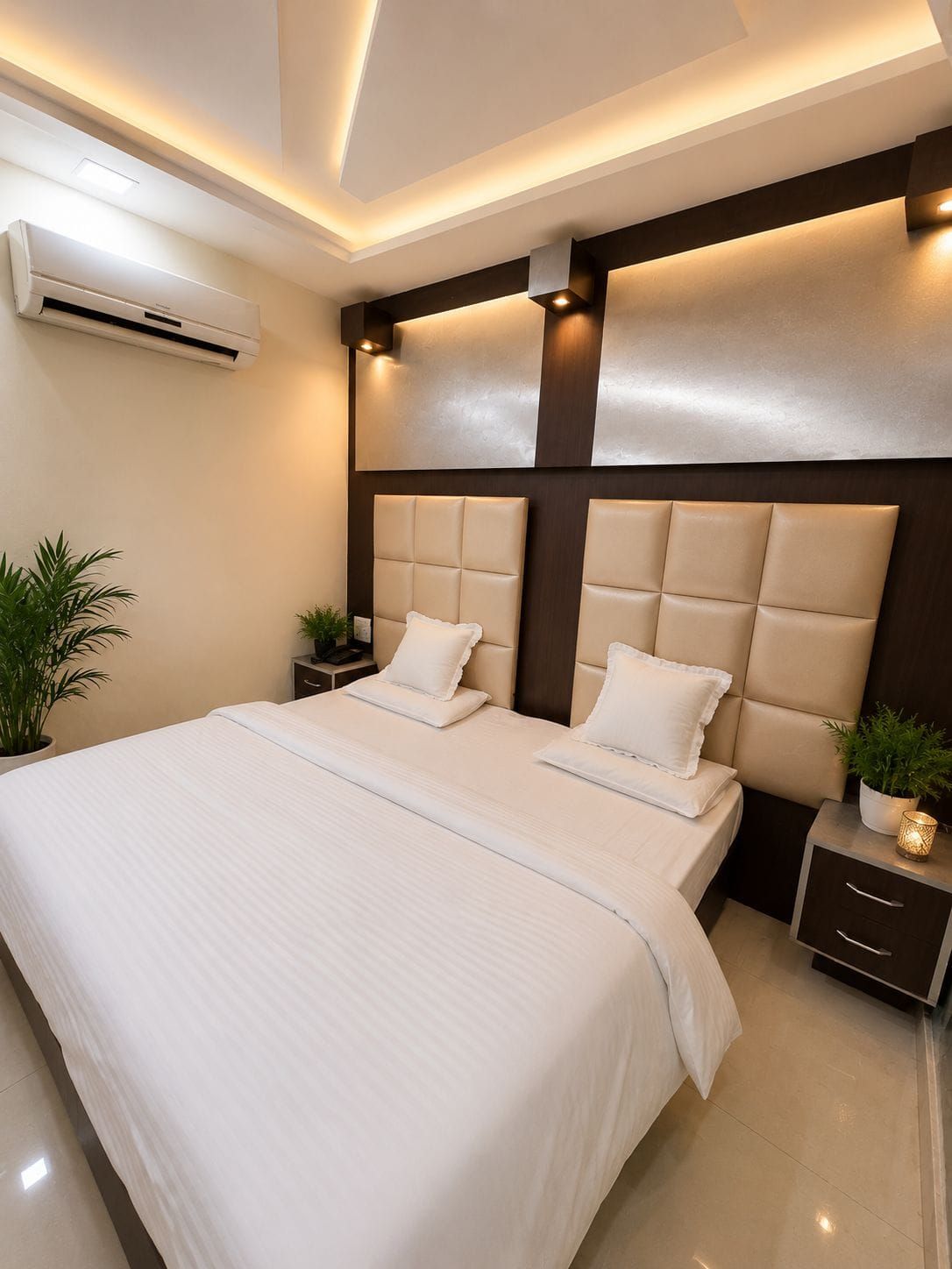Un dormitorio moderno con una cama grande, mesitas de noche y un equipo de aire acondicionado.